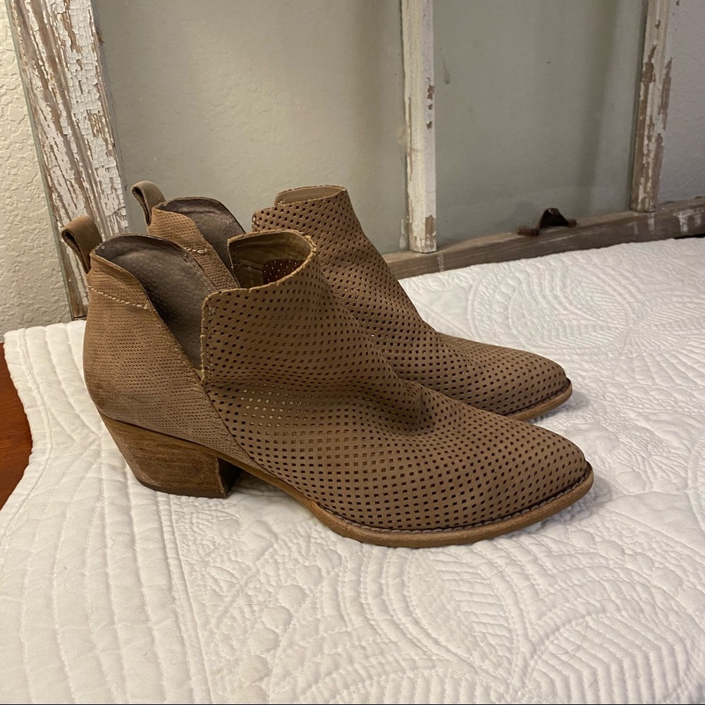 Dolce Vita womens tan booties with point toe